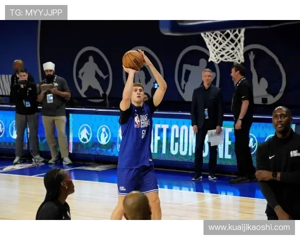 以弗拉格盛赞文班亚马表现惊人称从未见过如此球员并强调防守不能让其轻松投篮